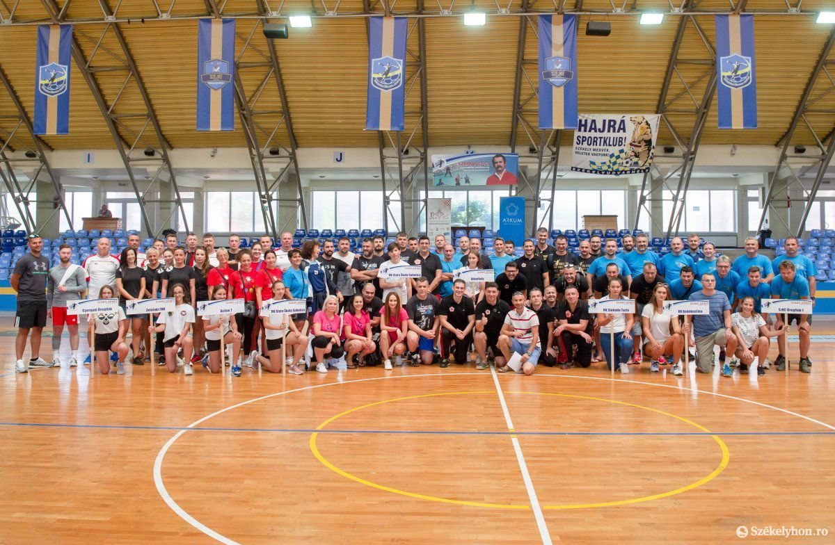 Közös fotó az emléktorna együtteseivel •  Fotó: Beliczay László