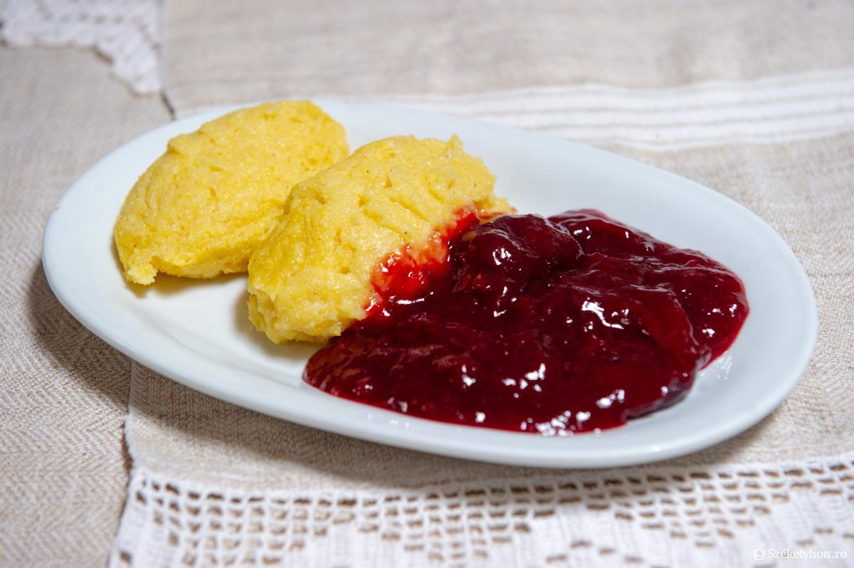 Aki nem kóstolt puliszkát szilvaízzel, pótolja még ezen az őszön! •  Fotó: Beliczay László