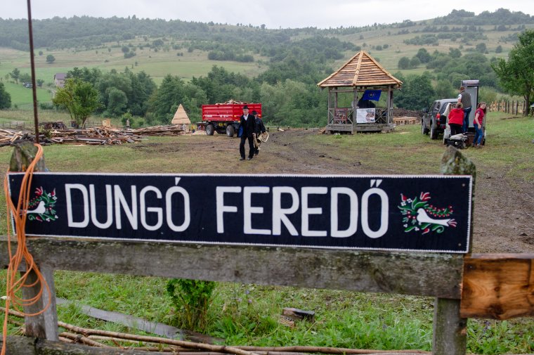 Átadták a kaláka révén új arculatot öltő homoródkarácsonyfalvi Dungó-feredőt