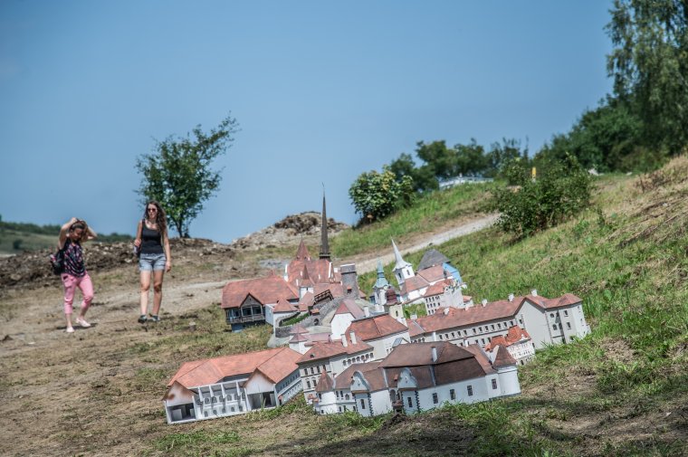 A Hargitáról hozott szikladarabokon helyezik el a várak és kastélyok kicsinyített mását