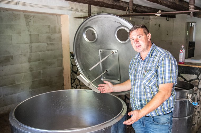 Tiltakozás azzal, ami van: az áramszolgáltatóhoz vihetik a gazdák a több ezer liter megromlott tejet