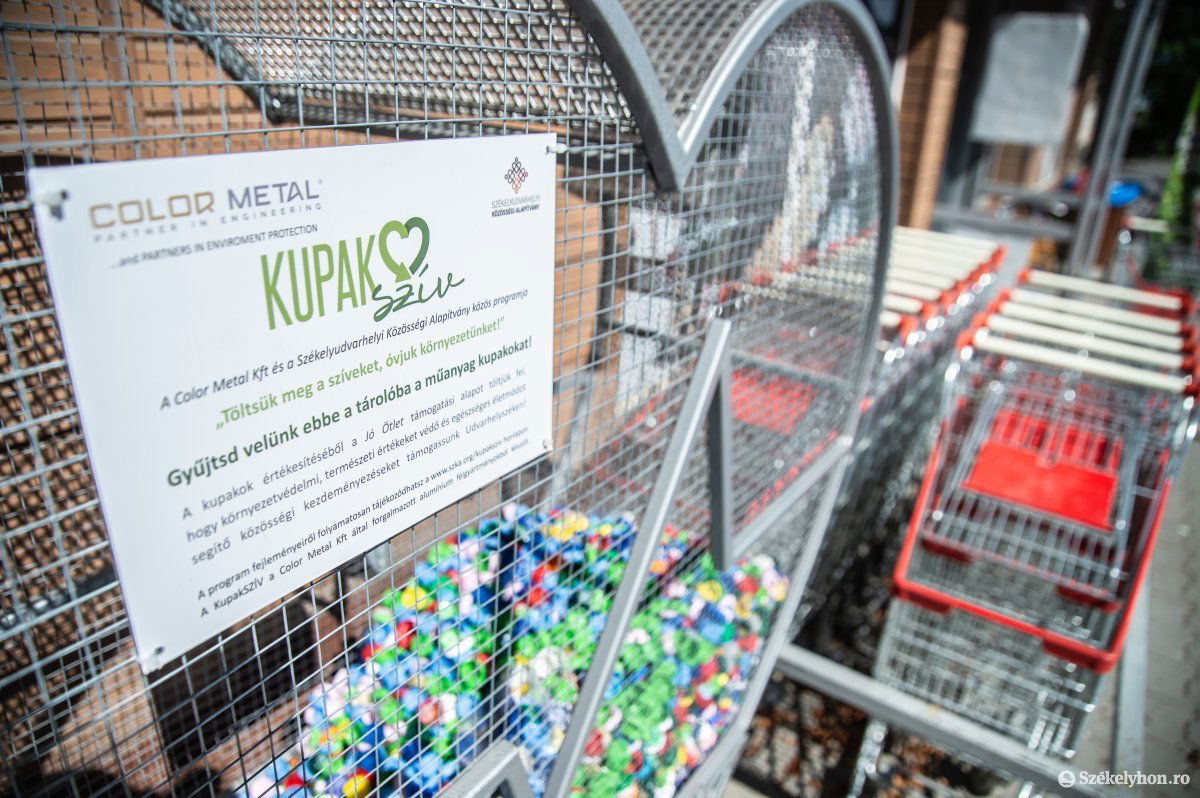 Telnek a Kupakszívek. Egyelőre kilenc helyszínen lehet megszabadulni az összegyűjtött műanyagkupakoktól •  Fotó: Barabás Ákos