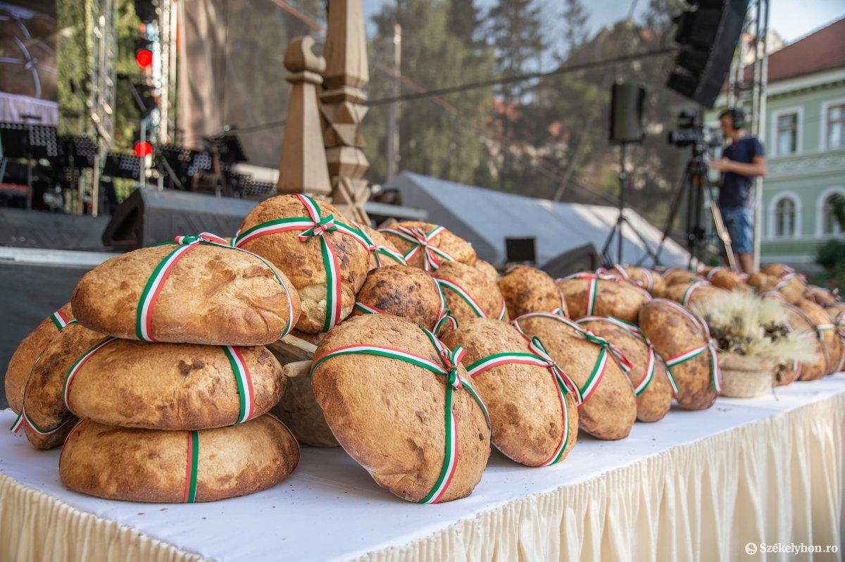 Szentelés lesz, de az új kenyeret idén a téren nem lehet megkóstolni. Archív • Fotó: Barabás Ákos
