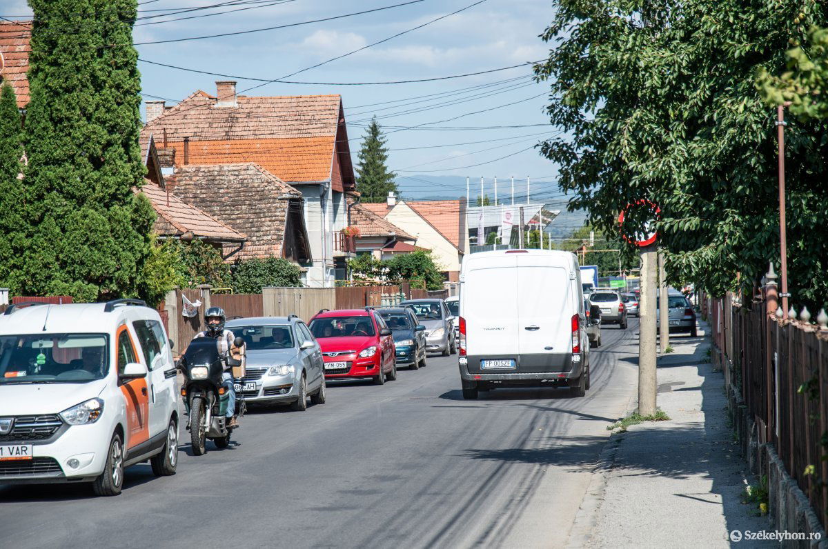 Munkagépek, torlódás és por: egész nyáron dolgoztak a székelyudvarhelyi utakon •  Fotó: Barabás Ákos