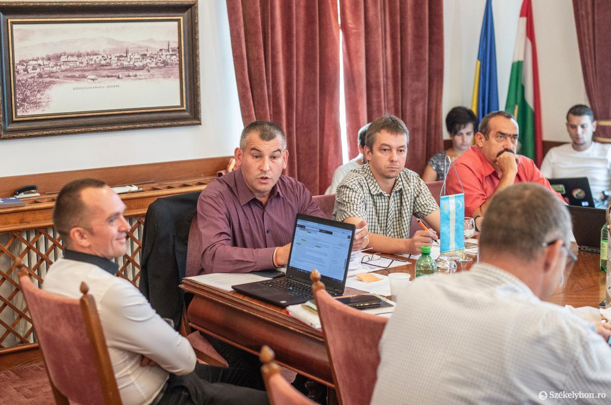 A magyarellenességéről híres bloggernek szemet szúrtak a tanácsteremben és a polgármesteri irodában lévő magyar zászlók. Archív •  Fotó: Barabás Ákos