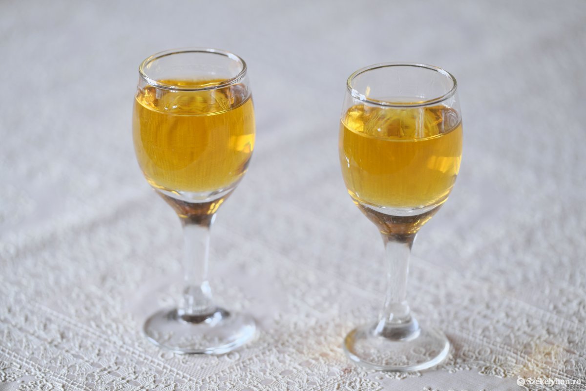 Az ínyencek eperfahordóból nyerik ki a koccintásra valót – a nyers alkoholos ital érlelve elveszíti karcosságát, ízei gazdagodnak •  Fotó: Veres Nándor
