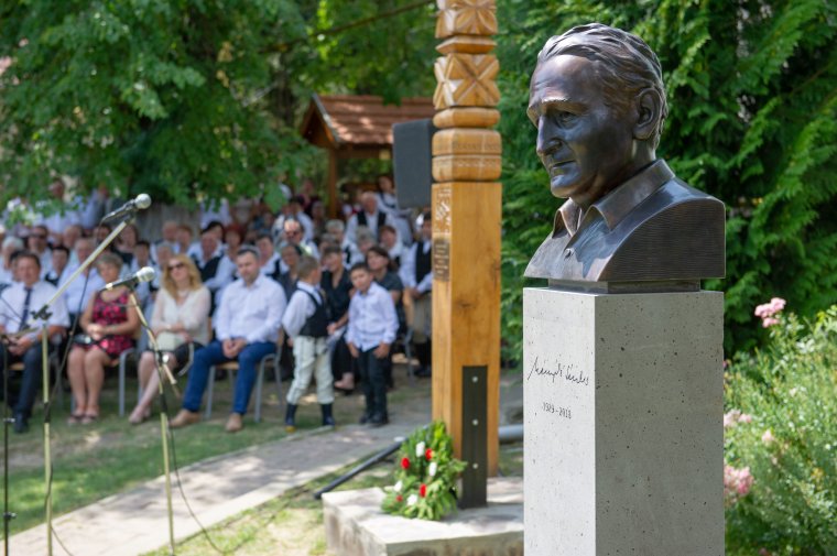 Kányádi Sándor első köztéri szobrát Nagygalambfalván állíttatták