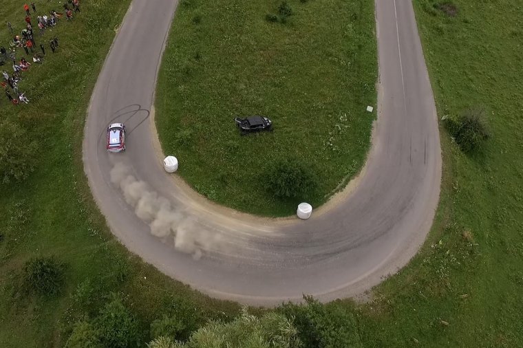 Hajtűkanyarban a raliautók