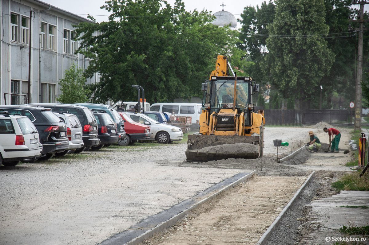 Gőzerővel folyik munka. Ősz elejéig befejeznék a bicikliút utolsó szakaszának kivitelezését •  Fotó: Barabás Ákos