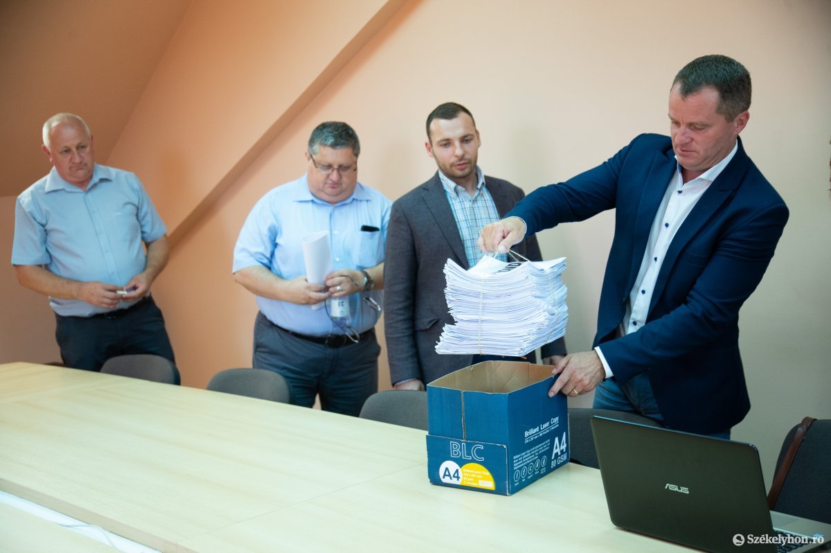 Mintegy ezerötszáz támogatói aláírást gyűjtöttek Korondon a Stop Tanasă kezdeményezés mellett •  Fotó: Barabás Ákos