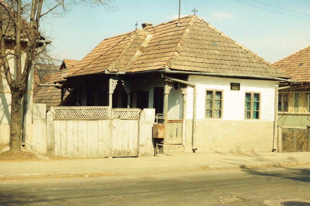 A Bethlen-lakótelepi református egyházközség élete a Bethlenfalvi út 69. szám alatti székely házban indult •  Fotó: Egyházközségi archívum