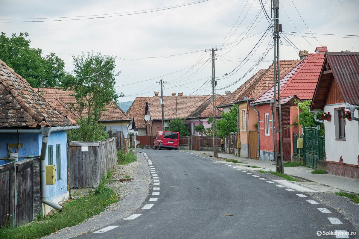 Leaszfaltozták a Bürkény utcát, így megszűnt a por és a gödröket sem kell kerülgessék az autósok •  Fotó: Barabás Ákos
