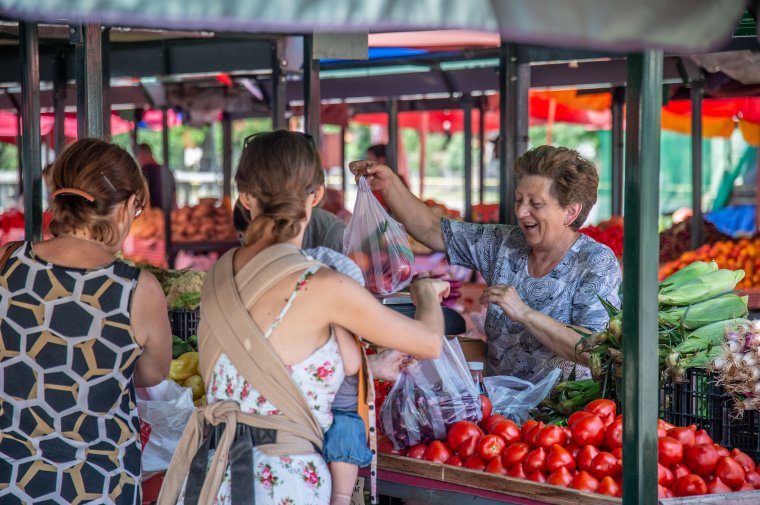 Eltérő árakkal kínálják a zöldséget, gyümölcsöt a székelyföldi piacokon