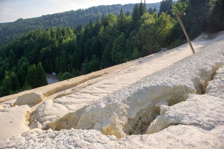 Beavatkoznak a hargitafürdői zagytározónál, hogy elkerüljék a katasztrófát
