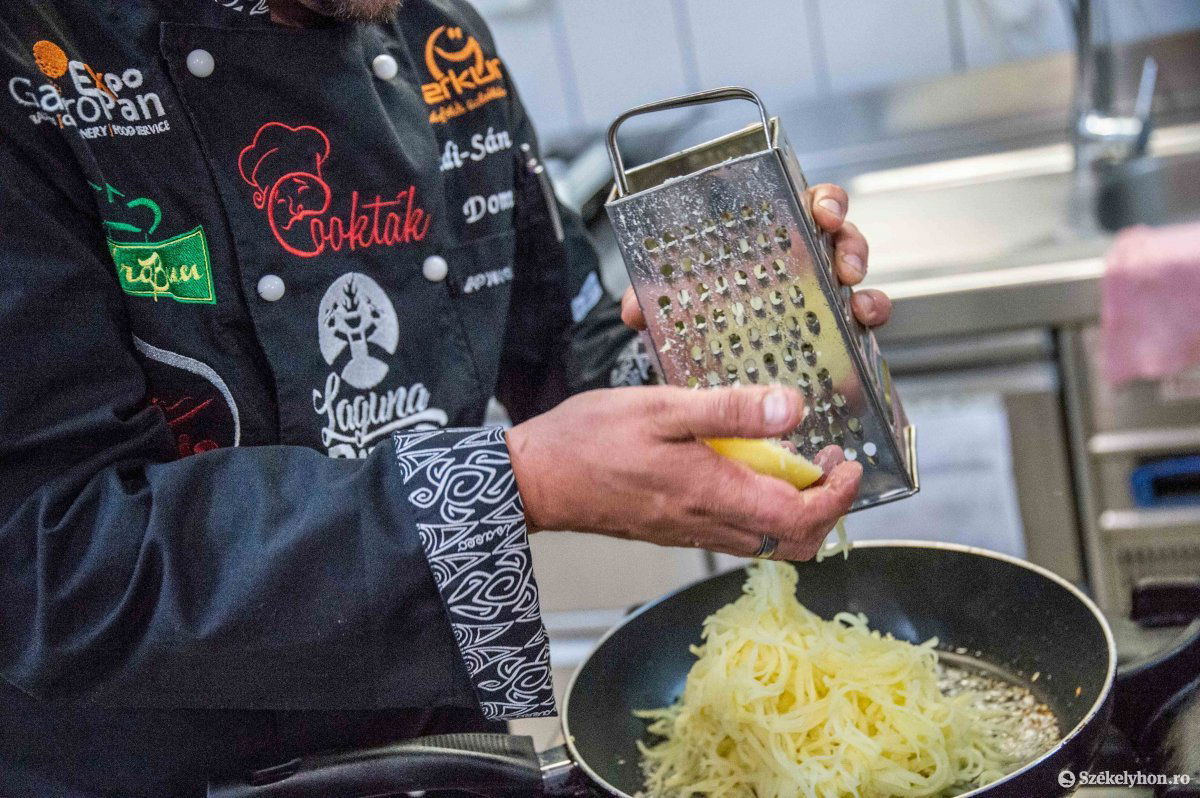 Köret. Bándi a pirított hagymára reszelte rá a főtt krumplit •  Fotó: Barabás Ákos