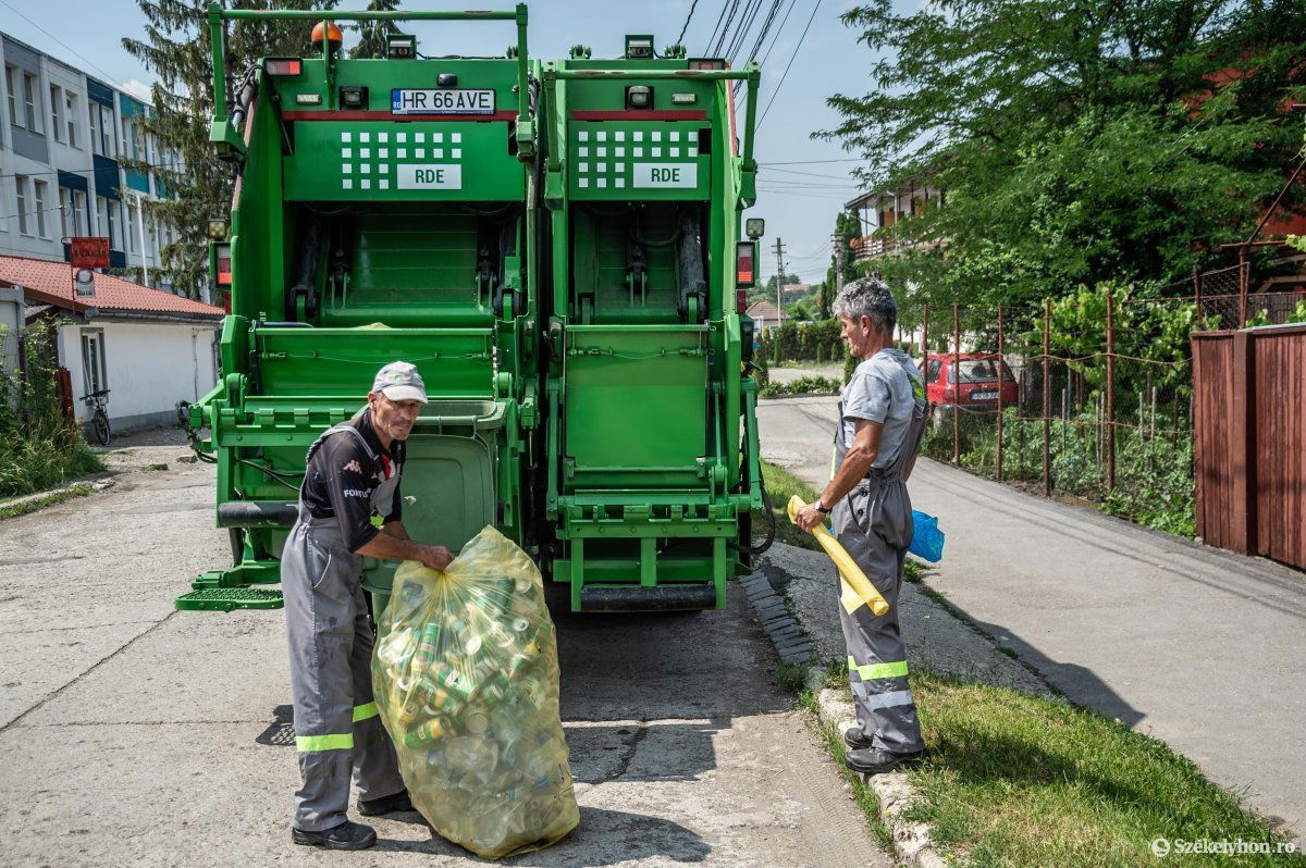 Modern szemetesautó. Külön rekeszekbe kerülnek a szelektíven gyűjtött hulladékok •  Fotó: Barabás Ákos
