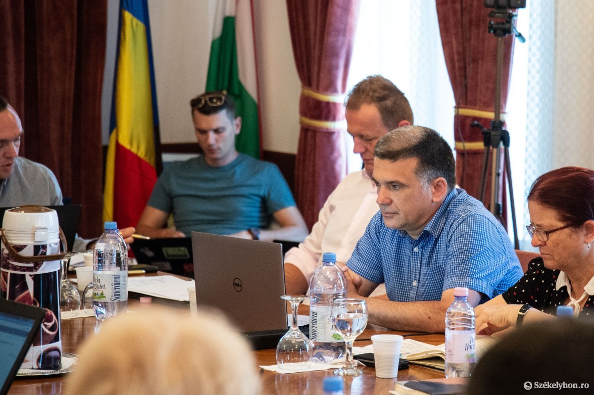 Mike Levente (kék ingben) szerint nem biztos, hogy jó határozatot hoztak legutóbb •  Fotó: Barabás Ákos