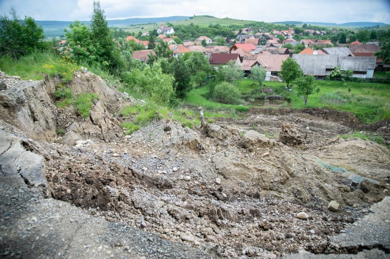 Meghitelezett munka: rendbe hozzák az Ülke határában beszakadt útszakaszt