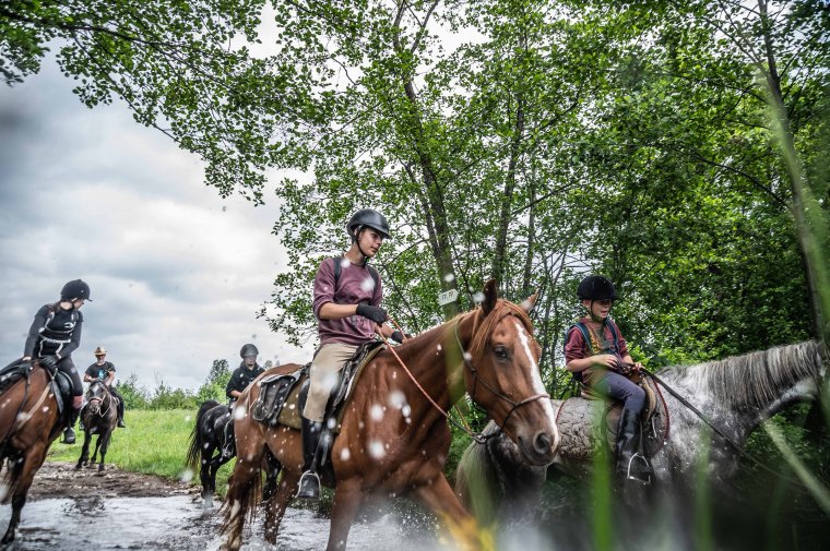 Lovas és kerékpáros zarándokok viszik az imaszalagokat a csíksomlyói búcsúra