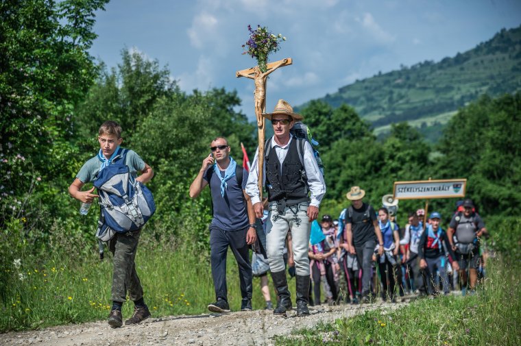 Közel félezren indultak Székelyudvarhelyről Csíksomlyó felé