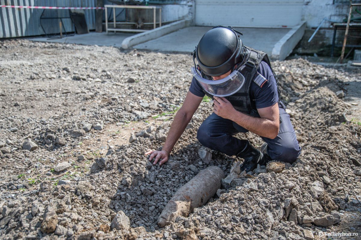 Mintegy hatvan centiméteres robbanóeszközt találtak •  Fotó: Barabás Ákos