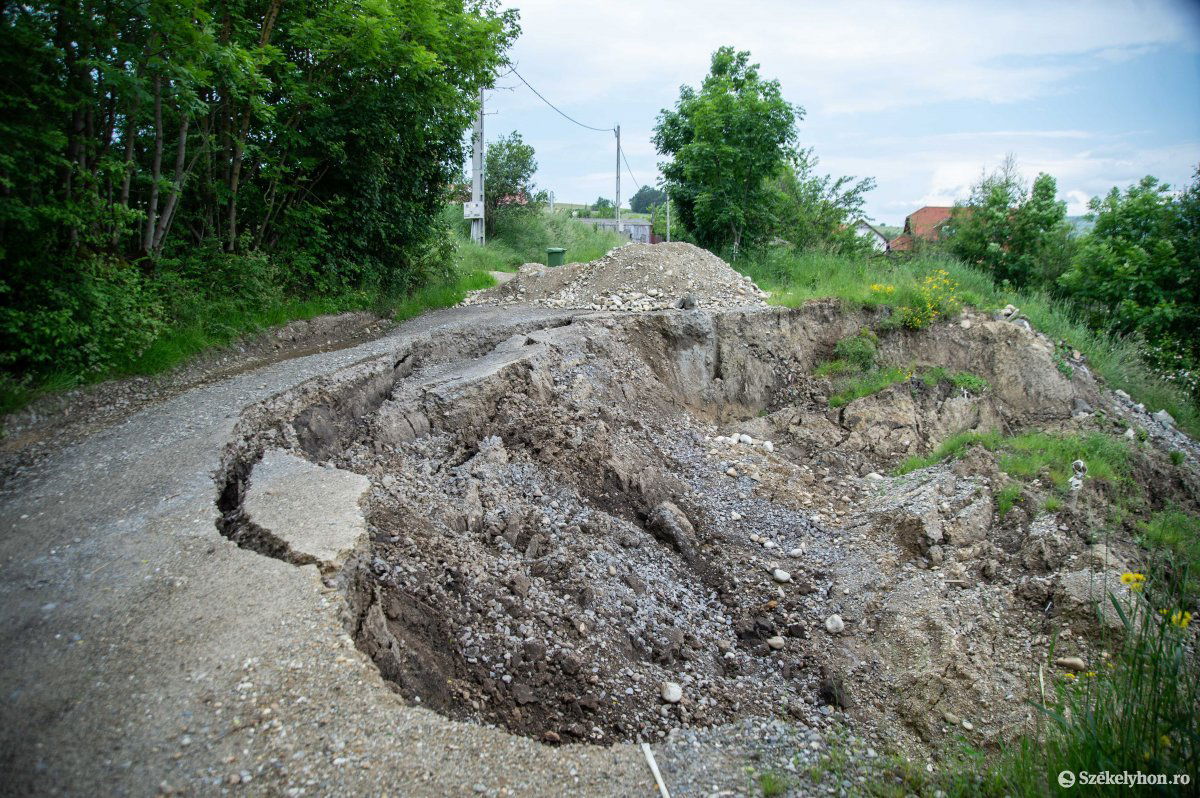A teljes útszakasz felújítását végző kivitelezőnek is érdeke, hogy mielőbb rendbe hozza a leszakadt részt •  Fotó: Barabás Ákos