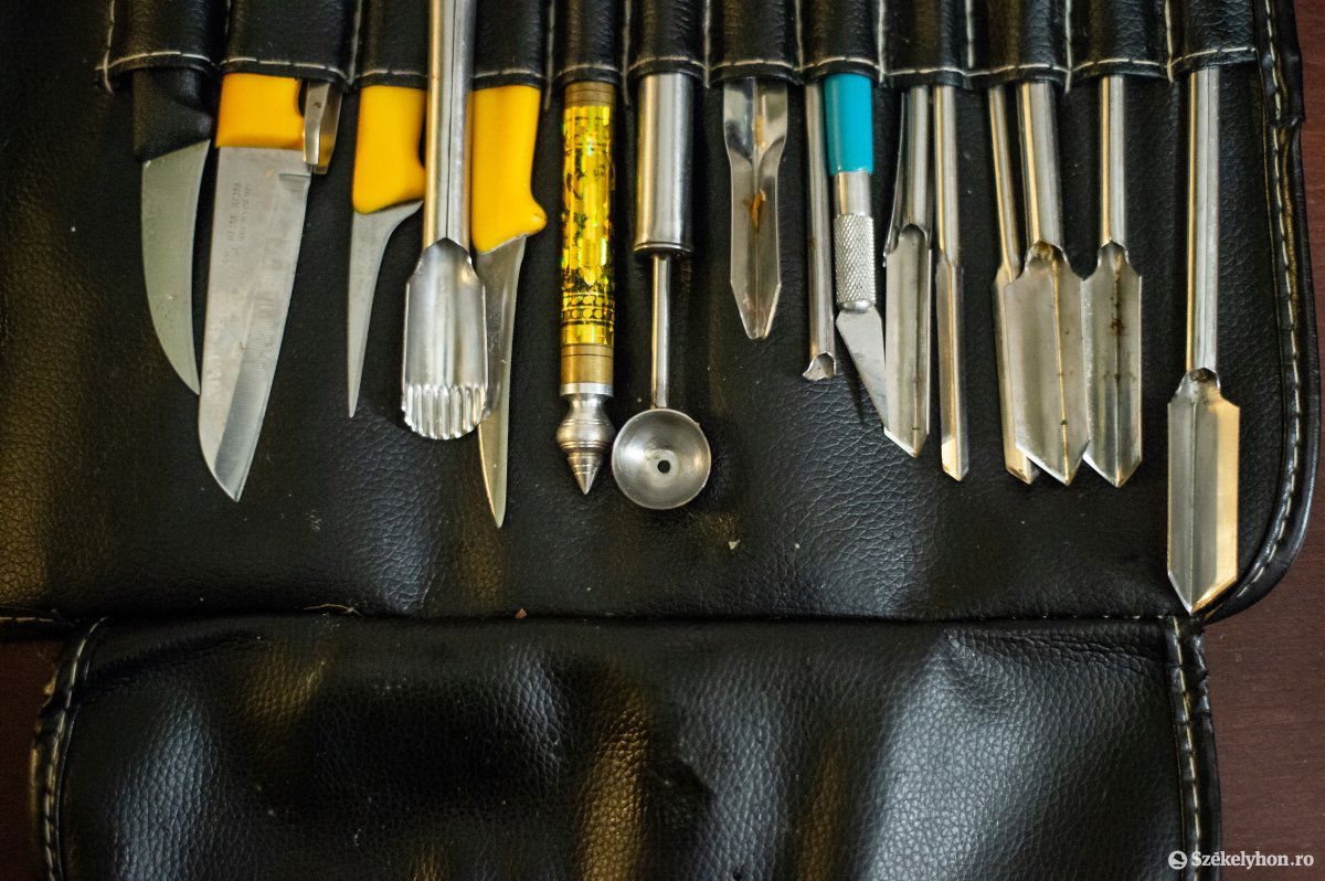 Szemmel is kóstol a vendég. A kis kések, vájók, hámozók és szikék a gyümölcs- és zöldségszobrászatban segítenek •  Fotó: Barabás Ákos