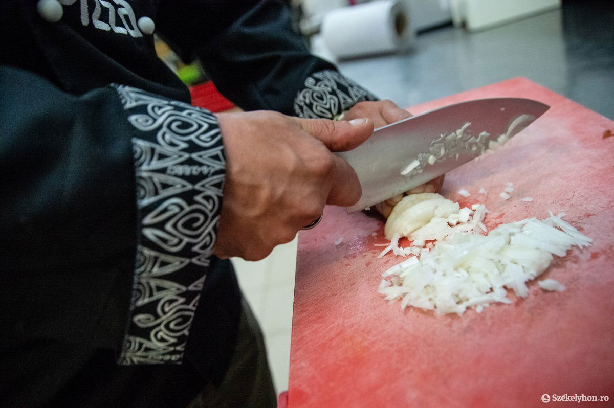 Fontos, hogy élesek legyenek a kések, legtöbbször a kicsorbult pengék miatt vágjuk el az ujjunkat •  Fotó: Barabás Ákos