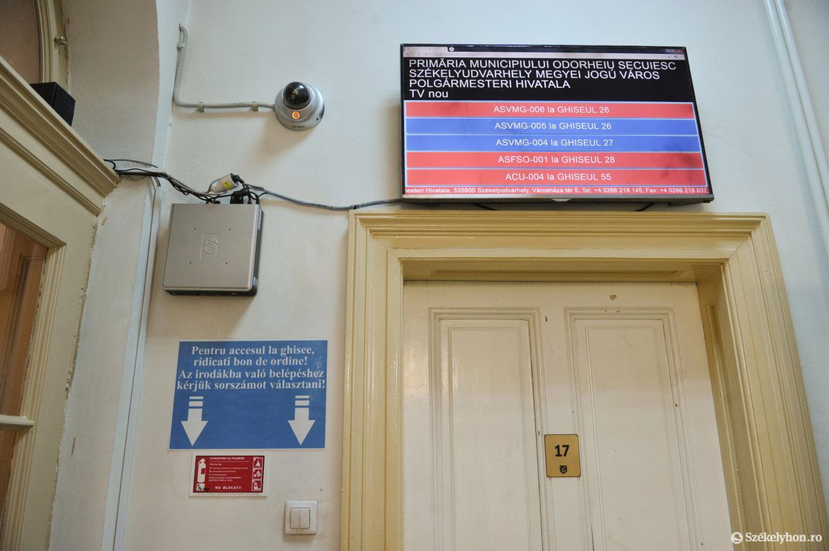 Elektronikus tábla az ügyfélfogadó bejáratánál. Közli a programot •  Fotó: Beliczay László