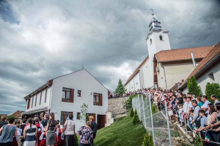 Az új napközi és megifjodott öreg iskola ünnepe Lövétén