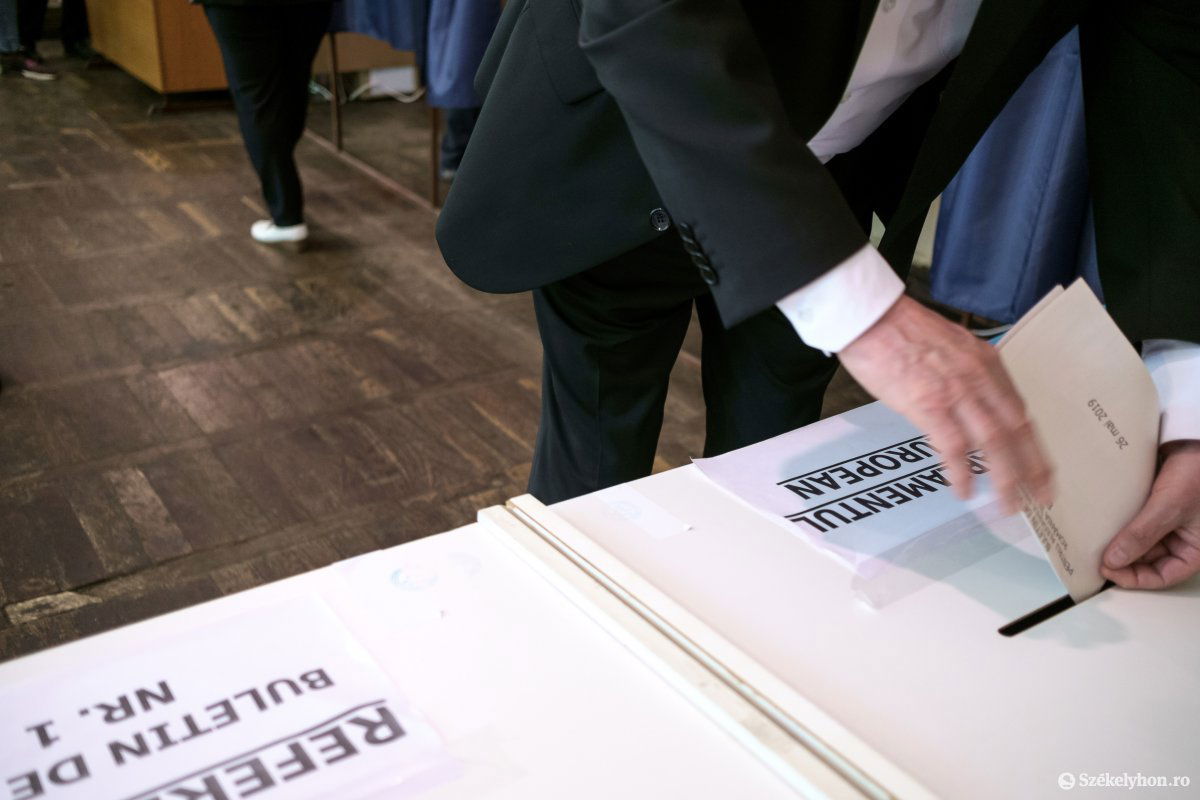 A Központi Választási Bizottság úgy döntött: nem hosszabbítja meg az este 9 órás urnazárási határidőt, így rengetegen nem tudtak élni szavazati jogukkal. •  Fotó: Veres Nándor