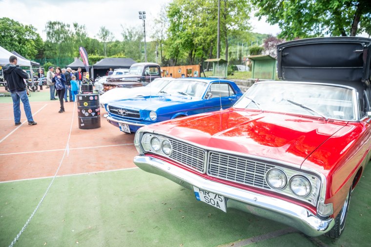 Egyedi építésű autók és motorok a minifocipályán