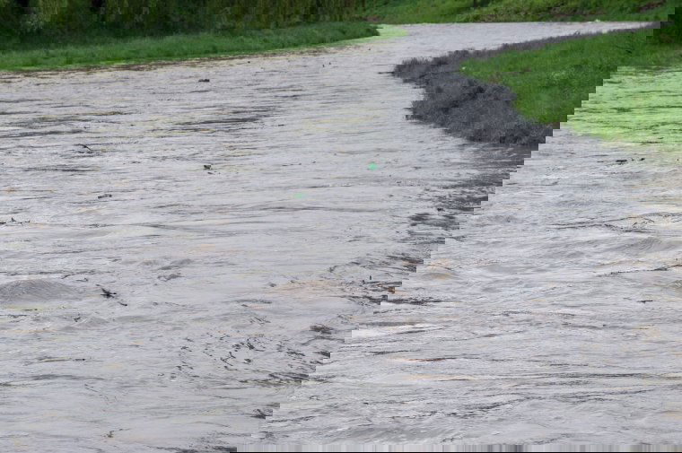 Árvízvédelmi figyelmeztető szint felett a háromszéki folyóvizek
