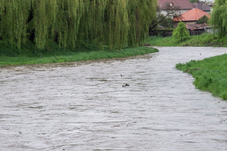 Szombat reggelig viharokra lehet számítani, újabb riasztás áradásra