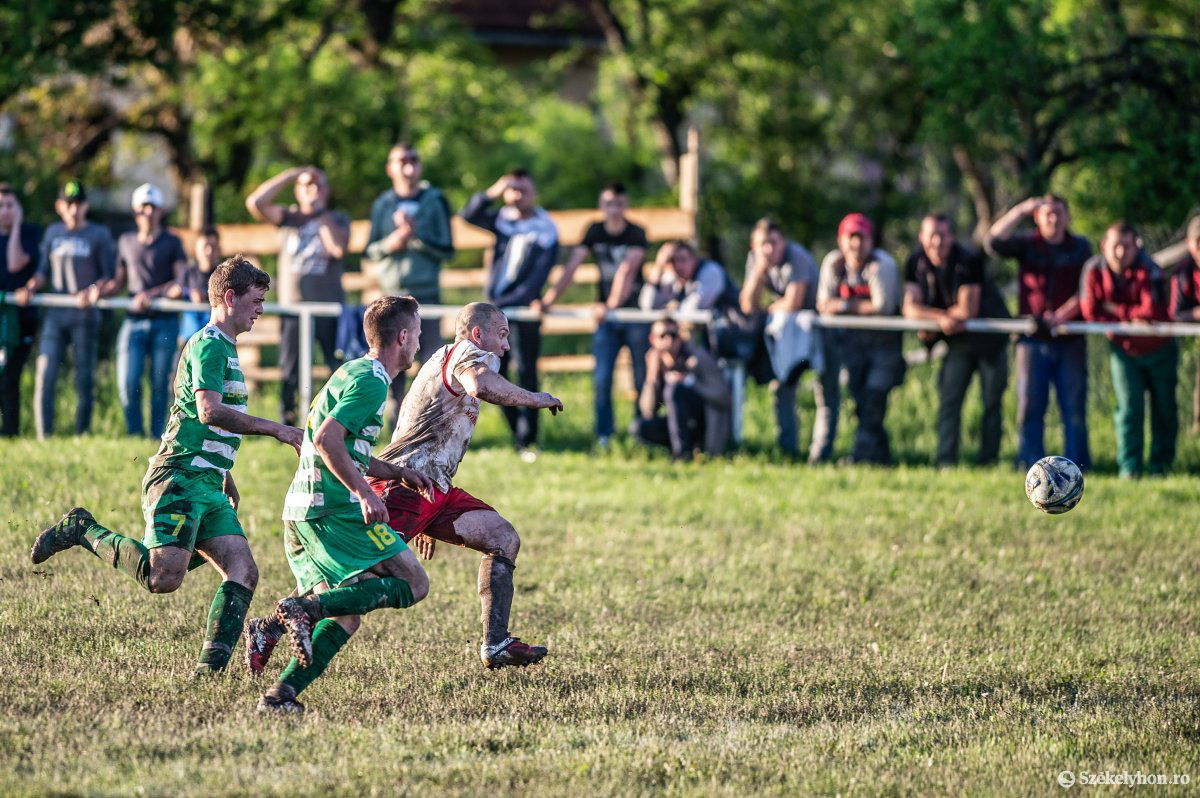 Sok néző volt kíváncsi a malomfalvi meccsre •  Fotó: Barabás Ákos