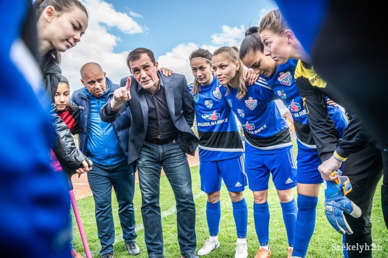 Andrási Csaba Sándor (középen). Hölgyeket oktat a futball tudományára •  Fotó: Barabás Ákos