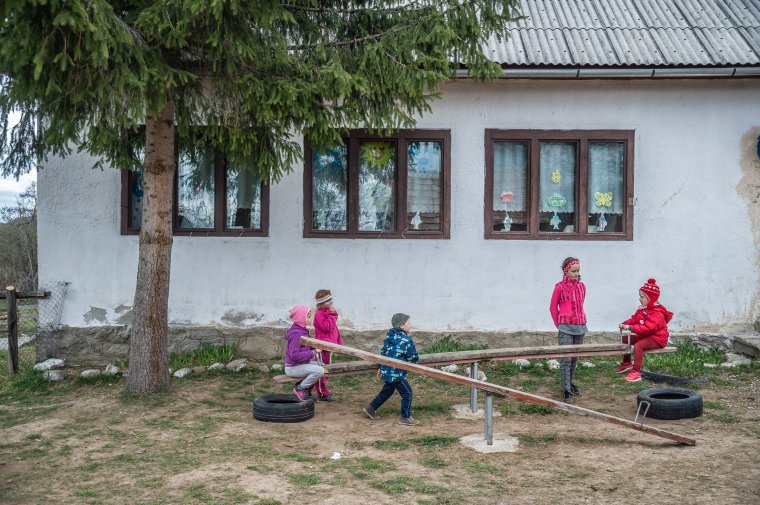 A létszámminimum alatti osztályokra mutogat a minisztérium, és beismeri, hogy nőni fognak az összevont osztályok