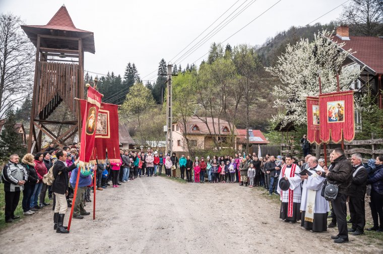 Hátizsákos eledelszentelés a desági haranglábnál