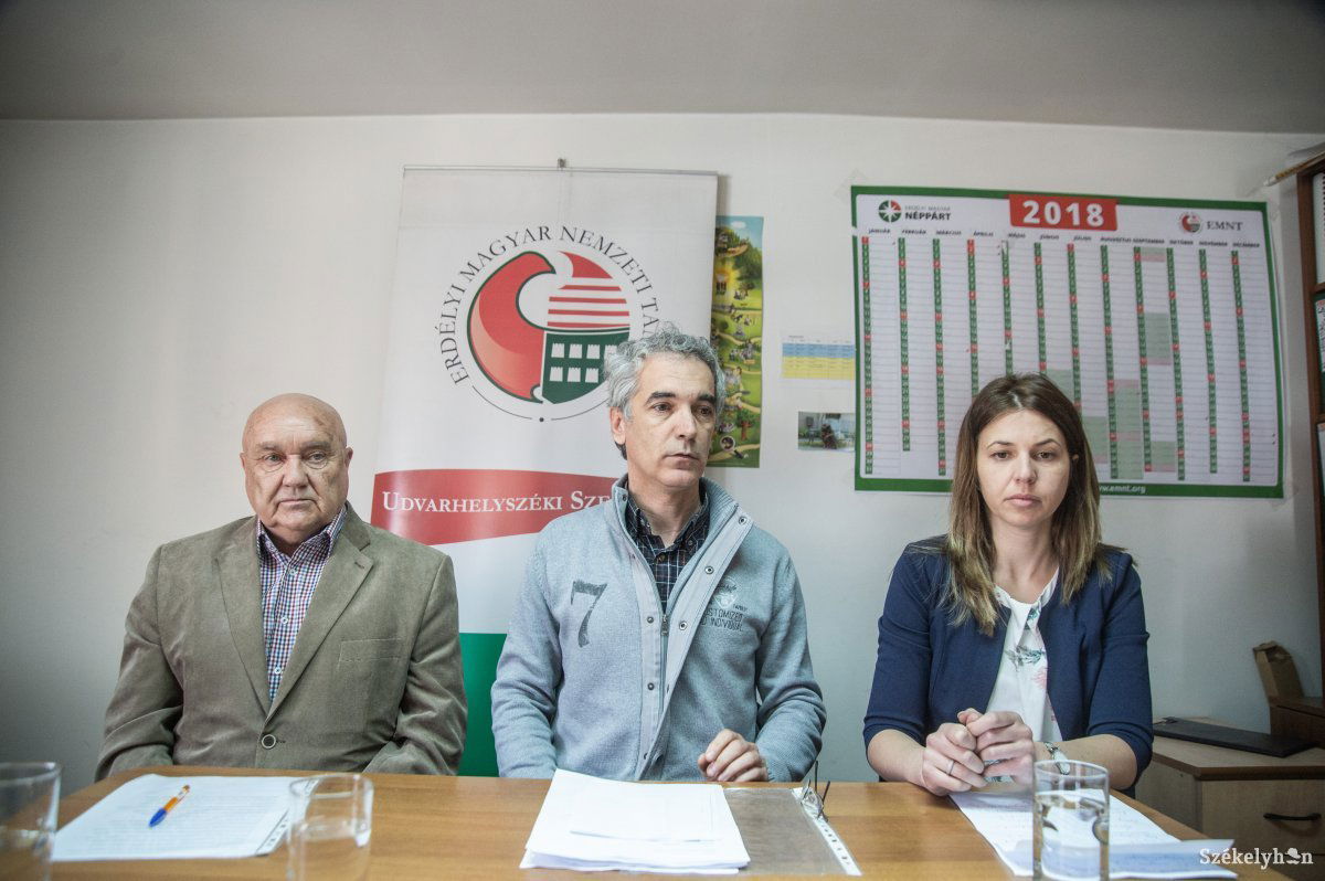Cseh Gábor, Nagy Pál és Mihály Renáta. Kétnyelvűségért küzdenek •  Fotó: Barabás Ákos