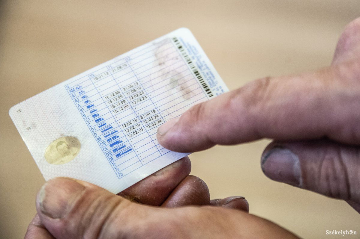 Az új jogosítvány. Augusztus végétől már csak nehézgépkocsi volánja mögé ülhet tulajdonosa •  Fotó: Barabás Ákos