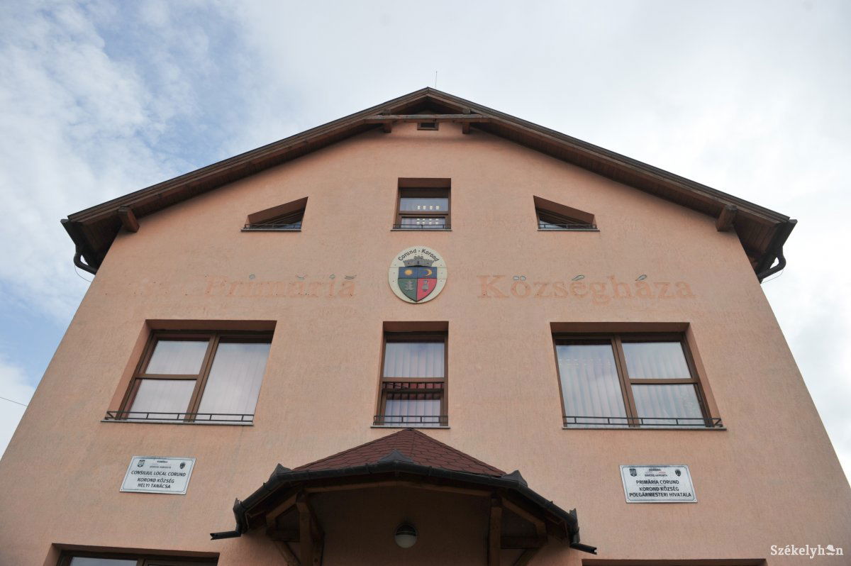 A korondi községháza. Ma már csak emlék a felirat •  Fotó: Beliczay László