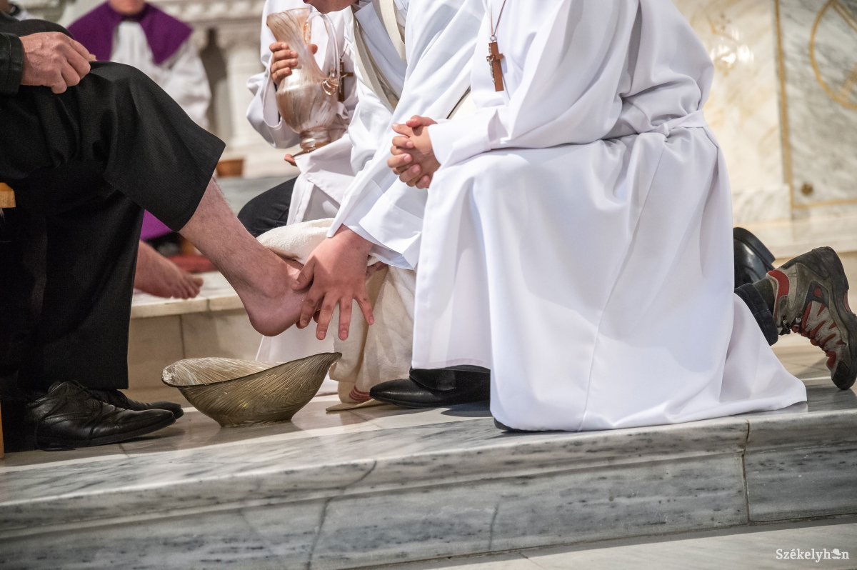 Nagycsütörtöki szertartás Zetelakán. Az evangélium szerint Jézus szeretetének egy végső jelét adta akkor, amikor megmosta tanítványai lábát. Archív •  Fotó: Barabás Ákos