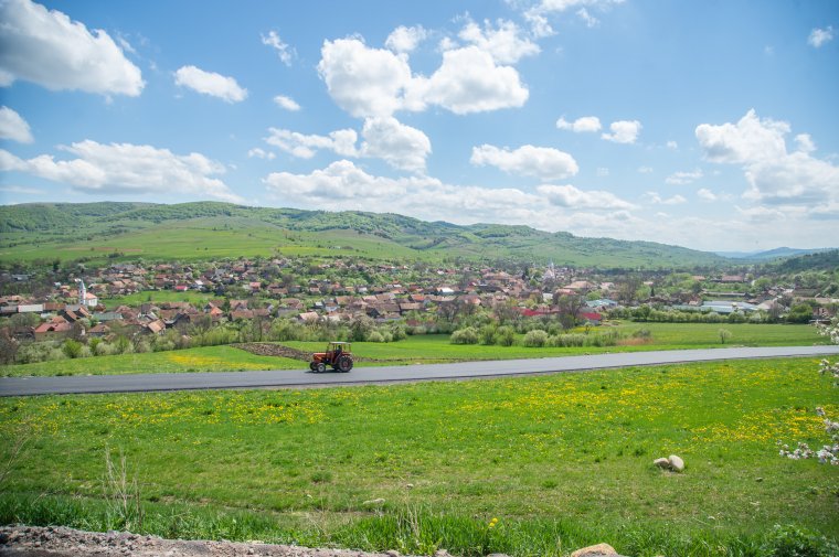 Új úton Szentmárton és Almás között