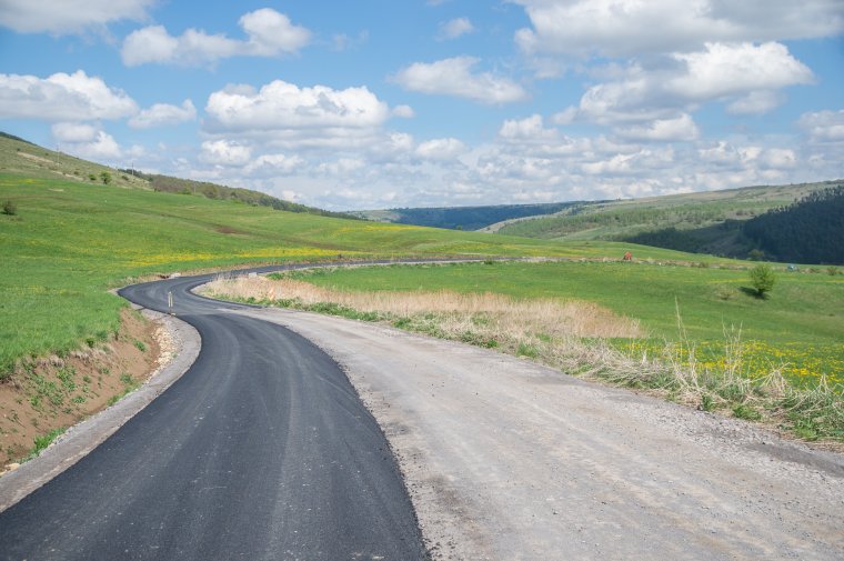Nem tudták, hány réteg aszfalt elterítése szükséges a megyei utak felújításához