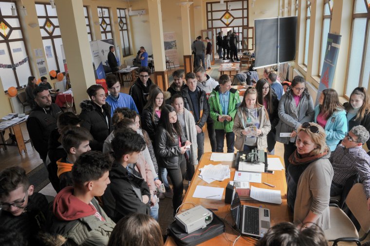 Nyitottak a fiatalok, szociális téren segítenek a legszívesebben