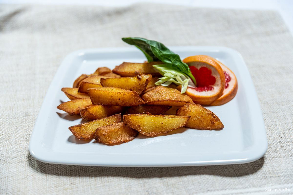 A steakburgonya kívül ropogós, belül krémesen elomló mártogatnivaló •  Fotó: Barabás Ákos