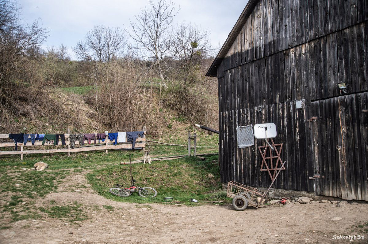 Az istálló, ahol korábban lakott az édesapa és kisfia •  Fotó: Barabás Ákos