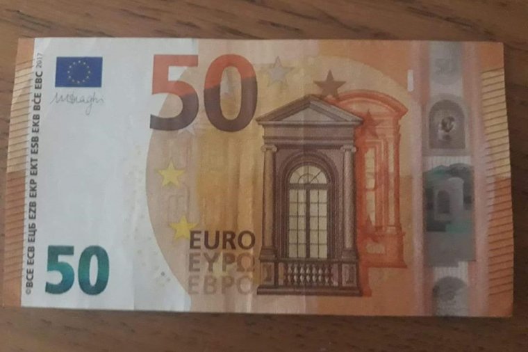Hamis euróval üzletelt egy csaló