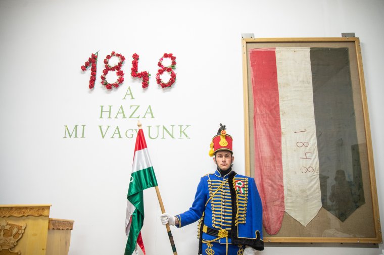 Az 1848-ból fennmaradt nemzetőrzászlójuk alatt ünnepeltek a városfalviak