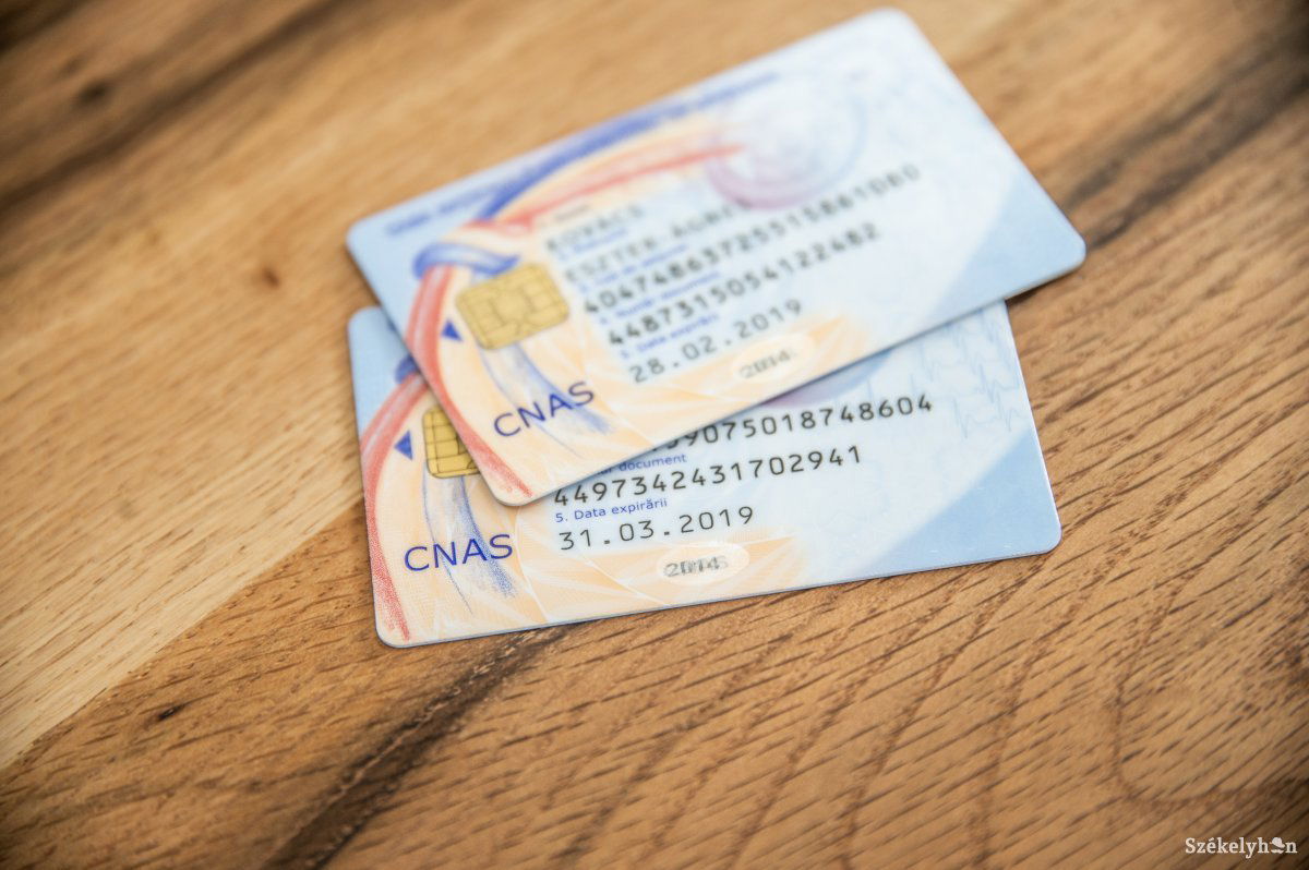 Nem kell aggódni, még két évig használhatók a 2014-ben kiállított egészségügyi kártyák •  Fotó: Barabás Ákos
